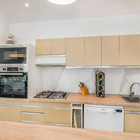 Bambu Вілла Порт-де-Польєнса